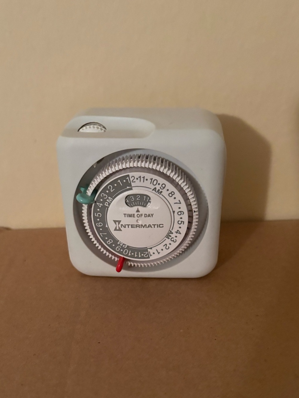 White Mechanical Time-Of-Day Outlet Timer